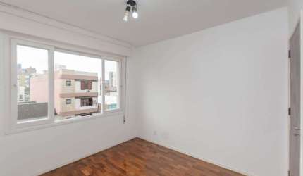 Amplo apartamento com área privativa de 97 m2 privativos, muito bem localizado, ensolarado (frente norte) e com ventilação natural em todos os cômodos. &lt;BR&gt;Garagem individual escriturada que ser