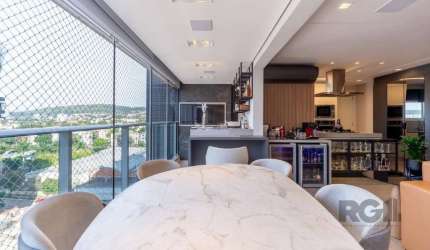 Belíssimo apartamento à venda no bairro Jardim do Salso, Porto Alegre. Com 3 dormitórios, 3 suítes, 4 banheiros, 2 vagas de garagem. Infraestrutura completa com elevador, piscina aquecida, salão de fe