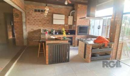 Belíssimo  sítio com casa de 387,00m². Amplo living com lareira, cozinha integrada com churrasqueira, bancadas em granito, sala de jantar, com 3 dormitórios, sendo uma suíte com closet. Ótima construç
