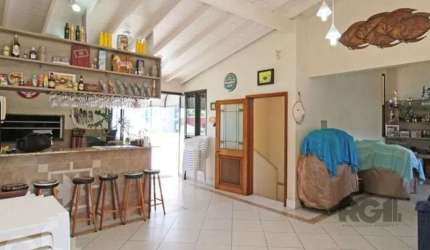 Casa no Bairro Partenon&lt;BR&gt;Deslumbrante casa de 320m², localizada no prestigiado Bairro Partenon, em Porto Alegre. Com 03 suítes, 02 banheiros sociais mobiliados, cozinha mobiliada, área de serv