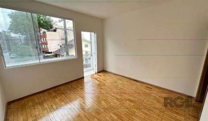 Apartamento de frente no segundo andar, com 1 dormitório, na rua Dona Inocência, bairro Jardim Botânico.&lt;BR&gt;&lt;BR&gt;Amplo, com 61 metros quadrados privativos, possui living com sacada fechada,