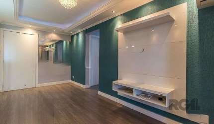 Apartamento semimobiliado, possui 3 dormitórios, sendo 1 suíte, com living para 2 ambientes, cozinha sob medida e área de serviço, além de um banheiro auxiliar. Vaga de garagem escriturada. Condomínio