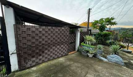 A casa de Três dormitórios, situada no charmoso bairro Tristeza, é um verdadeiro refúgio urbano que combina conforto e praticidade. Ao adentrar a residência, somos recebidos por um corredor que nos le