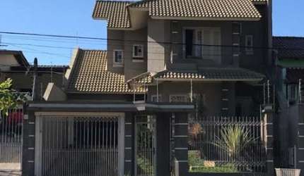 Vendo casa no Bairro Moinhos de Vento em Canoas RS, a poucos metros do Park Shopping, o sobrado oferece conveniência e fácil acesso a diversas comodidades. Metragem: Com 159,98 m2 e terreno com 200 m2