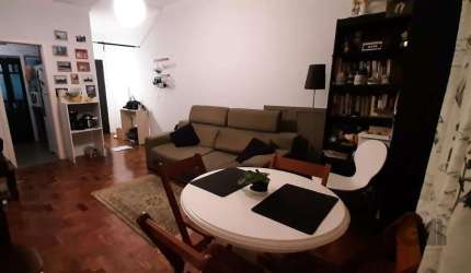 Ótimo apartamento à venda com 2 dormitórios, sala, banheiro com box recém reformado e banheiro social transformado em extensão da área de serviço, que é separada da cozinha. Térreo, com área privativa