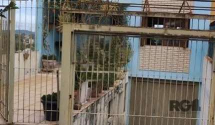 Casa em excelente localização à 500 metros do calçadão de Ipanema, 03 dormitórios, sendo 01 suíte, 02 vagas de garagem, piscina, no bairro Espírito Santo, em Porto Alegre.&lt;BR&gt;&lt;BR&gt;Living em