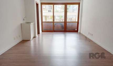 Compre ótima sala comercial, com 35,92m², espaço de recepção,  piso em laminado e é ensolarada e silenciosa! O condomínio conta com elevador. Excelente para investidor pois imóvel encontra-se LOCADO. 
