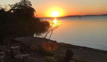 Belíssimo Sítio à Beira do Guaíba &lt;BR&gt;&lt;BR&gt;Descubra o refúgio perfeito na zona sul de Porto Alegre! Este sítio encantador oferece:&lt;BR&gt;&lt;BR&gt; 40 metros de praia com frente norte e 