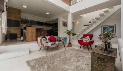 Excelente casa de 273m² no bairro Ipanema! O imóvel é composto por hall de entrada, espaçoso living para dois ambientes com lareira, lavabo, ampla varanda com vista para o Guaíba, cozinha americana co