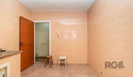 Apartamento de dois dormitórios para venda.&lt;BR&gt;Com peças espaçosas, cozinha , banheiro , sala, dois quartos, dependencia de  empregada, e área  de serviço. Precisa de reforma, ótimo  para invest