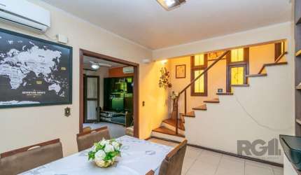 Ótimo e amplo sobrado no bairro Moinhos de Vento, com 174m² construídos, em terreno de esquina, com 4 dormitórios e amplo pátio. Possui sala de estar com lareira, sala de jantar, lavabo, 4 dormitórios