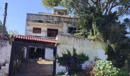 Casa de esquina no bairro Cavalhada, com 3 pisos, 5 dormitórios, 4 banheiros, 2 salas, cozinha, terraço com ótima vista vagas de garagem coberta e descoberta, terreno com escritura, ótima localização,