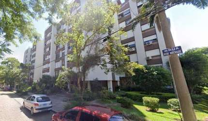 Vende-se apto 3 dormitórios, sendo uma suíte. Bem iluminado, sala 02 ambientes, área de serviço separada com água quente. Possui dependência e banheiro auxiliar. Prédio com elevador e muito bem conser