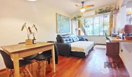 APARTAMENTO DE 2 dormitórios, com 66,80 m², sala, cozinha americana, sacada- de frente.&lt;BR&gt;Vaga fixa por convenção e coberta.&lt;BR&gt;Um lance de escada. Ficam split na sala e dormitório e mais