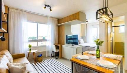 Apartamento mobiliado e pronto pra morar com 43 m², 1 dormitório e 1 vaga de garagem rotativa no bairro Partenon. O imóvel possui living compacto com estar/jantar, quarto e sala com ar condicionados s