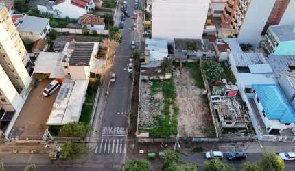 Terreno de esquina no Centro de Canoas com 460m² de área total, já limpo e plano, ideal para construção de lojas comerciais para locação ou utilização própria. Localizado na esquina da Rua Caramuru co