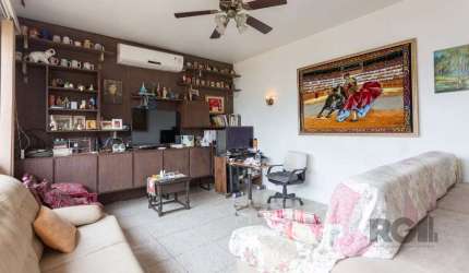 Casa à Venda no Bairro Cavalhada, Porto Alegre&lt;BR&gt;&lt;BR&gt;Esta residência oferece uma generosa área construída de 244m², distribuída em 4 amplos quartos e 3 banheiros, além de contar com depen