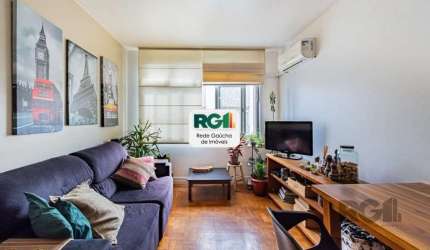 Apartamento de 2 dormitórios, 53m² de área privativa, no bairro Menino Deus, em Porto Alegre/RS.&lt;BR&gt;&lt;BR&gt;Apartamento muito bem conservado, living 2 ambientes, cozinha, área de serviço, 1 ba