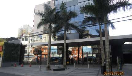 Sala comercial de frente, com 39,50 metros privativos, com banheiro social, totalmente envidraçada, com portaria 24 horas, 3 elevadores, e uma vaga de garagem Rotativa exclusiva para cada sala; edifíc