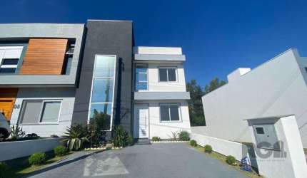 Magnifica casa sobrado composta de 4 dormitórios sendo; 2 suítes , uma térrea, living dois ambientes , teto rebaixamento em gesso com lampadas de lead, copa cozinha ampla, pisos em porcelanato, espaço