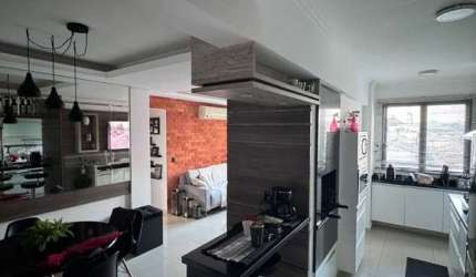 Apartamento à venda com 3 dormitórios e uma vaga dupla coberta com depósito. Com uma área total de 81m², este apartamento oferece uma sala de estar aconchegante com lareira e uma cozinha equipada com 