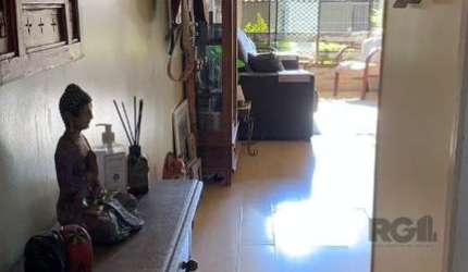 Descubra seu novo lar no Portal dos Coqueiros, localizado na tranquila Rua Doutor Pereira Neto, em Tristeza, Porto Alegre. Este aconchegante apartamento de 64,7 m² dispõe de 2 dormitórios e 1 banheiro