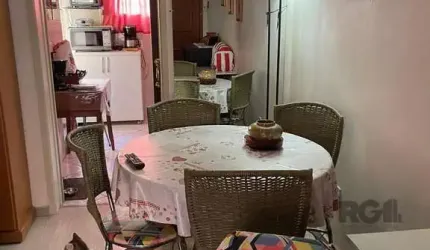 APARTAMENTO mobiliado com 2 dormitórios, sala, cozinha, banheiro bem ventilado, 1 vaga de garagem escriturada e ar condicionado. Agende sua visita.