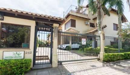 A casa em condomínio possui um ótimo padrão de construção, seguindo o estilo Clave. &lt;BR&gt;Ela está localização nobre no  bairro  Tristeza. &lt;BR&gt;O imóvel tem uma área privativa de 219,79m² e c