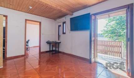 Casa com outra duas casas no mesmo terreno, localizado no bairro Santa Maria Goretti, Porto Alegre. O imóvel é composto por parte de baixo que contém 1 dormitório, banheiro social, Sala de estar, Cozi