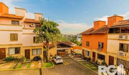 Excelente casa em condomínio com 3 dormitórios, sendo 1 deles suíte e uma vaga, próximo a Av. Saturnino de Brito no bairro Jardim Sabará em Porto Alegre. Imóvel com 3 andares, excelente orientação sol