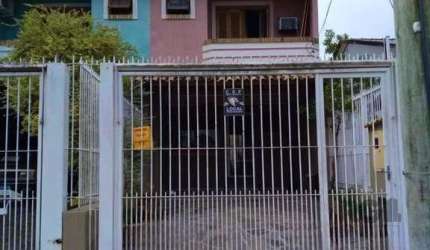 Ótima casa localizada na rua James Boccacio, a 100 metros da av. Juca Batista, bairro Hípica. A casa é muito bem distribuída sendo na parte térrea, sala, cozinha conjugada, lavabo, lavanderia e churra