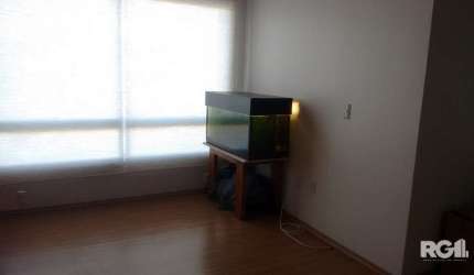 Excelente apartamento de frente com 2 dormitórios, com 1 suíte, em ótimo estado de conservação  , living amplo, banheiro social, cozinha americana montada, churrasqueira, área de serviço, água quente,