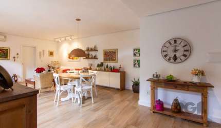 Terreno medindo 12,00 X 44,00, com duas construções em alvenaria. A casa principal totalmente reformada dispõe de 3 dormitórios, sendo que um foi transformado em escritório, banheiro social, lavabo, a