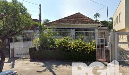Terreno (11x51m²), para fins comerciais ou residenciais. Em rua com fácil acesso a ônibus e lotação. Localização próxima ao Bourbon Ipiranga, Av. Salvador França, Av. Bento Gonçalves e Av. Ipiranga. A