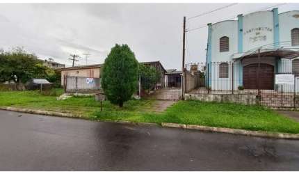 À procura do local perfeito para construir a casa dos seus sonhos? Este terreno na rua Zulmiro Gomes da Silva é a sua resposta! Com uma frente de 10 metros e 23 metros de fundos, totalizando 230m², es