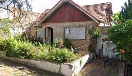 Excelente terreno medindo 12 x 25 no bairro Nonoai, existe uma casa no terreno, não tem condições de aproveitar, precisa colocar abaixo ou aproveita somente a estrutura do imóvel. Não aceita financiam