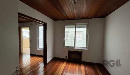 Apartamento de 68,97m² privativos com 3 dormitórios, banheiro, sala, cozinha e vaga de garagem. Apartamento conta com esquadrias em PVC e assoalho de madeira para maior aconchego. Condomínio possui ár