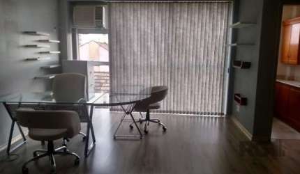 Conjunto Comercial no bairro Floresta , finamente decorado,  com piso laminado,  banheiro com armários embutidos, janelas em alumínio e vidro, vaga para 2 carros, coberta e  escriturada. Ótimo prédio 