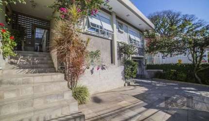 A casa anunciada para venda no Bairro Glória Situada próxima ao Bourbon Zaffari Teresópolis e aos prestigiados colégios Marista Assunção e Glória, esta região está em constante valorização imobiliária