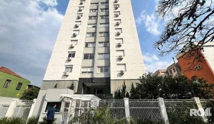 Apartamento, bem localizado, mobiliado, andar alto com vista, bem iluminado, posição solar norte, 2 dormitórios, sendo uma suíte, living para estar/jantar, banho social, cozinha com churrasqueira, áre