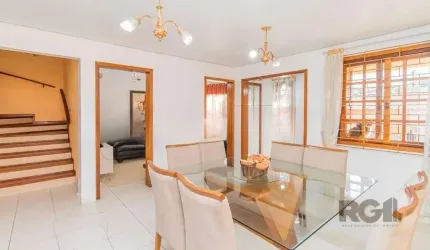 Encantadora casa de 2 andares, com 4 dormitórios, incluindo uma suíte, 3 banheiros e 1 lavabo, conta com uma aconchegante sala de estar com lareira, sala de jantar, ampla cozinha equipada, lavanderia,
