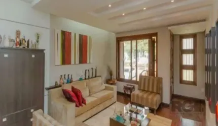 Casa de Alto Padrão na Vila Ipiranga&lt;BR&gt;&lt;BR&gt;Explore esta impressionante casa de 256 m² com 4 dormitórios, incluindo 1 suíte, no bairro Vila Ipiranga, Porto Alegre. A propriedade destaca-se