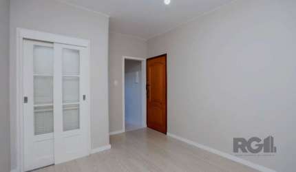 apartamento 1 dormitório renovado. Pintura atual. Piso atual. Dormitório com armário. Cozinha com pia. É entrar e morar. Venha morar neste bairro e aproveite de tudo o que ele oferece. A meia quadra d