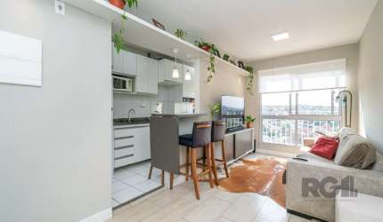 APARTAMENTO&lt;BR&gt;&lt;BR&gt;Andar alto com vista livre, iluminado e ensolarado com 2 dormitórios  banheiro social, living para 2 ambientes, cozinha americana com churrasqueira,  1 vaga escriturada 