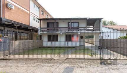 Ampla residência, com 481,85m²,  conta com 7 dormitórios, sendo 02 suítes, sala de estar e jantar com conceito aberto, sacada, churrasqueira, área de serviço separada, garagem coberta para 4 carros, a