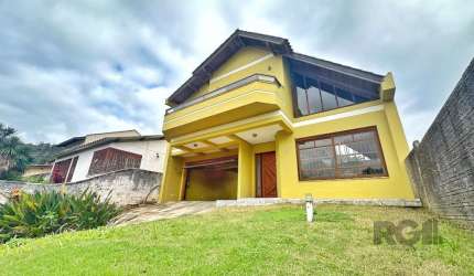 Linda casa no Bairro Nonoai para venda, possui 3 dormitórios sendo 1 suíte master com banheira e closet, sacada com vista aberta, amplo living 2 ambiente com pé direito alto e cozinha integrada, terre