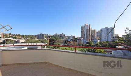Espetacular cobertura semi mobiliada, com vista panorâmica definida ! Bem ventilada e ensolarada, 112,00 m2 privativos, 02 dormitórios (Suite no andar inferior e outro no andar superior) , living com 