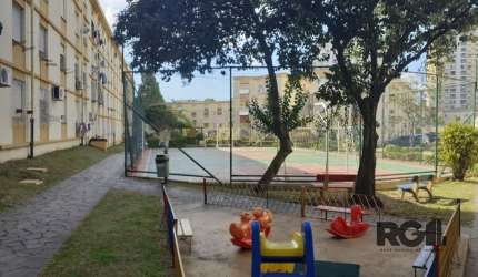 Ótimo apartamento no Passo D'areia, com 47m² privativos, reformado, de 2 dormitórios. Possui sala ampla, 2 dormitórios, banheiro com box de vidro e ventilação natural, cozinha e área de serviço separa