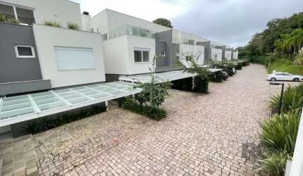 Casa em condomínio com 3 suítes, no bairro Pedra Redonda, Porto Alegre/RS     &lt;BR&gt; &lt;BR&gt; Descubra o melhor da tranquilidade e segurança no coração de Porto Alegre! Esta deslumbrante casa em