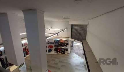 Coliseu vende loja com excelente localização na região Central. Composta de 3 andares. Loja térrea de 140m², mezanino 80m², sobreloja 140m², 4 banheiros, elevador, cortinas de ferro, piso vinílico.